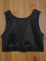 از نمای پشت گن طبی مردانه بعد از عمل جراحی ژنیکوماستی،لیفت سینه و لیپوساکشن بالاتنه